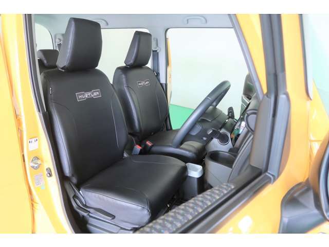 【フロントシート】高めのヒップポイントで見晴らしが良く、運転もしやすいですよ◎運転席アームレストがついているので長距離運転時の疲労軽減になりますよ◎