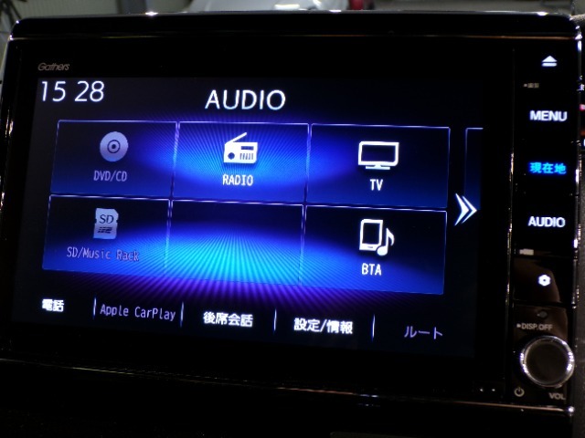 CD、DVD、Bluetooth、AM、FM、AUX、スマートフォン接続ができます。