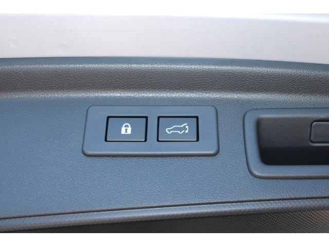 「電動リヤゲート」をオプション装備、スマートキーやリヤゲートのタッチスイッチ、運転席のスイッチで自動開閉できます、荷物で両手がふさがっている時などにも嬉しい装備です