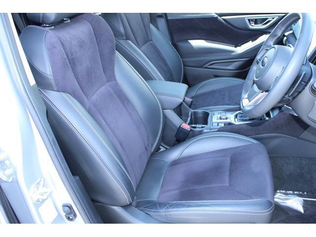 運転席シートの写真、スポーティな「アルカンターラ＆本革シート」をオプション装備、身体を包み込むようなデザインでロングドライブでも疲れにくいと思います