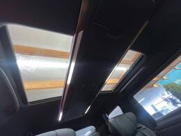 【ガラスルーフ】ガラスルーフ搭載で車内の解放感が一気にアップ！開放的なドライブをお楽しみいただけます。