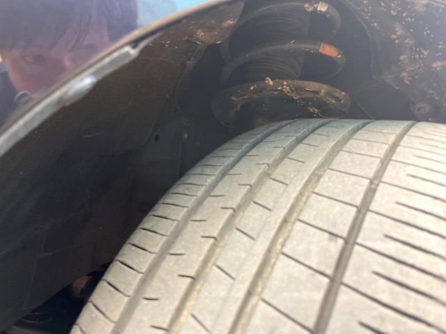 お車を安心してお乗りいただく為には、足回りの定期点検が欠かせません。サービスサポート（有償保証）では無料点検もご提供しており、安心のカーライフをお過ごしいただけるサポート体制が整っています。
