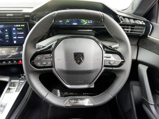 小径でスポーツカーを思わせるスポーティなステアリングホイール。