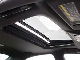 人気装備のサンルーフが付いています！上下チルトに前後スライド機能が付いていますので、様々なドライブシーンで活躍してくれます！！開放感ある車内空間は気持ちがいいですよ！是非体感してみて下さい！