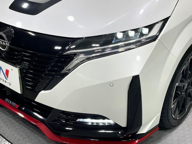 【LEDヘッドライト】悪天候や夜間走行時も良好な視界を確保し安心して運転できる高輝度LEDヘッドライトを装備！点灯速度が早く、消費電力も抑えられています。