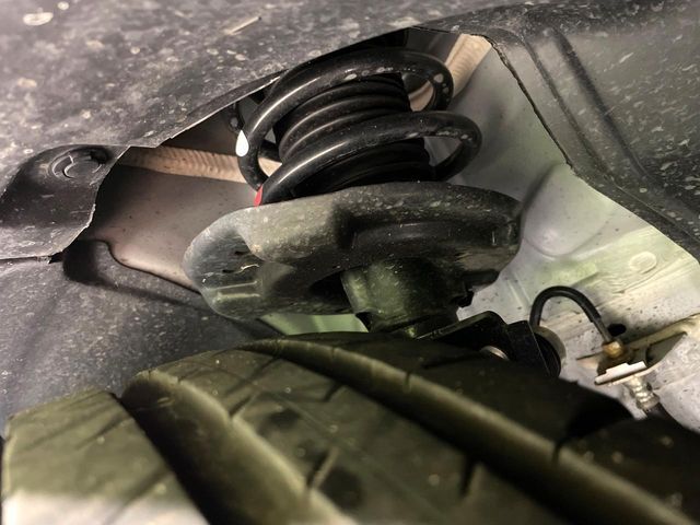 お車を安心してお乗りいただく為には、足回りの定期点検が欠かせません。サービスサポート（有償保証）では無料点検もご提供しており、安心のカーライフをお過ごしいただけるサポート体制が整っています。