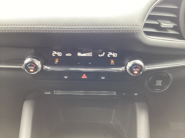 エアコンはフルオートなので車内は常に快適です！デュアル機能付きです！CDデッキ付き！