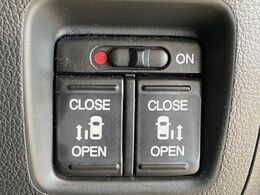 【両側パワースライドドア】スマートキーや運転席のスイッチで後席両側スライドドアの開閉が可能♪電動だから力を入れてドアを開ける必要が無く、小さなお子様でも簡単に開け閉めでき快適です♪