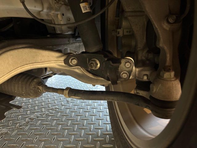 お車を安心してお乗りいただく為には、足回りの定期点検が欠かせません。サービスサポート（有償保証）では無料点検もご提供しており、安心のカーライフをお過ごしいただけるサポート体制が整っています。