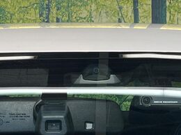 【エマージェンシーブレーキ】走行中に前方の車両等を認識し、衝突しそうな時は警報とブレーキで衝突回避と被害軽減をアシスト。より安全にドライブをお楽しみいただけます。