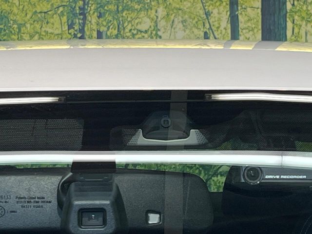 【エマージェンシーブレーキ】走行中に前方の車両等を認識し、衝突しそうな時は警報とブレーキで衝突回避と被害軽減をアシスト。より安全にドライブをお楽しみいただけます。