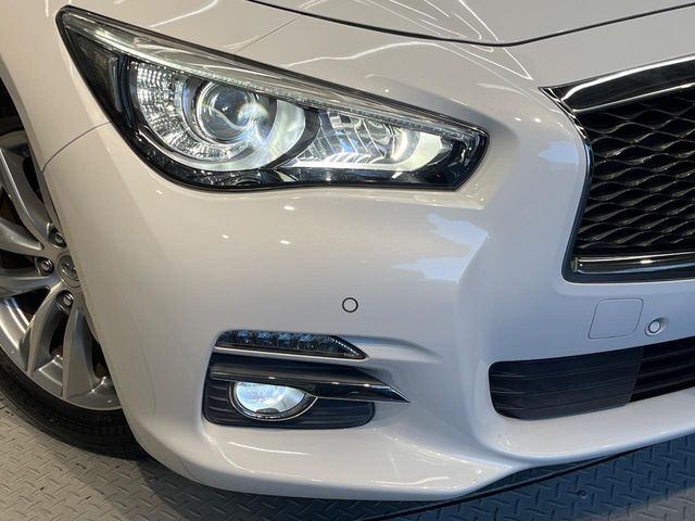 【LEDヘッドライト】悪天候や夜間走行時も良好な視界を確保し安心して運転できる高輝度LEDヘッドライトを装備！点灯速度が早く、消費電力も抑えられています。