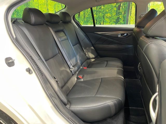 後部座席も気になるようなキズ・汚れやへたり等、大きなダメージはなく、良好な状態です。