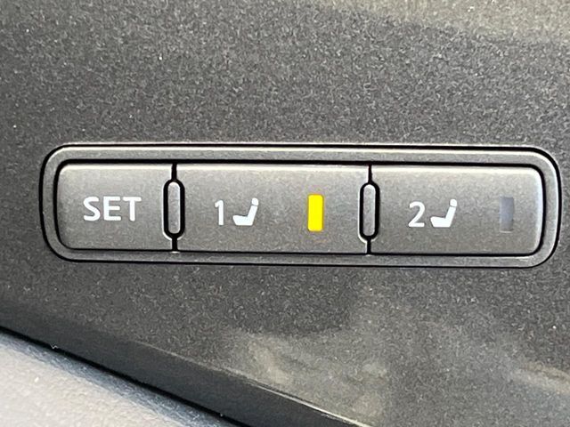 【メモリー機能付きパワーシート】ドライバーごとに設定したシート位置を記憶して、ボタン一つで切り替えできる便利な機能！運転する方が複数名いらっしゃるご家庭におすすめです♪