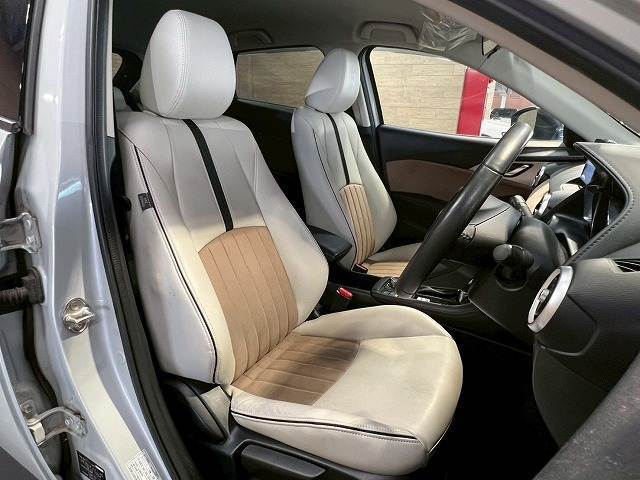 各ブランドのシートカバーの取り扱いもございます。また、弊社オリジナルフロアマットもご用意しております