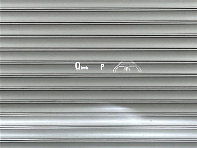 【ヘッドアップディスプレイ（HUD）】フロントウインドウガラスに走行情報を投影します。運転中の目線と重なるように表示されるので、少ない視線移動で速度が確認できるので、 ドライビングに集中できます！