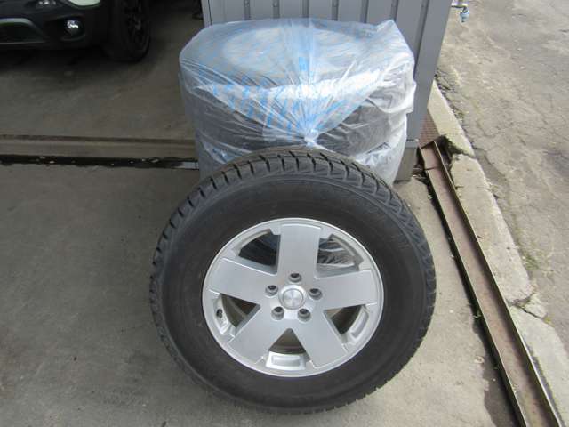 スタッドレスタイヤ：YOKOHAMA iceGUARD iG51V、255/70R18