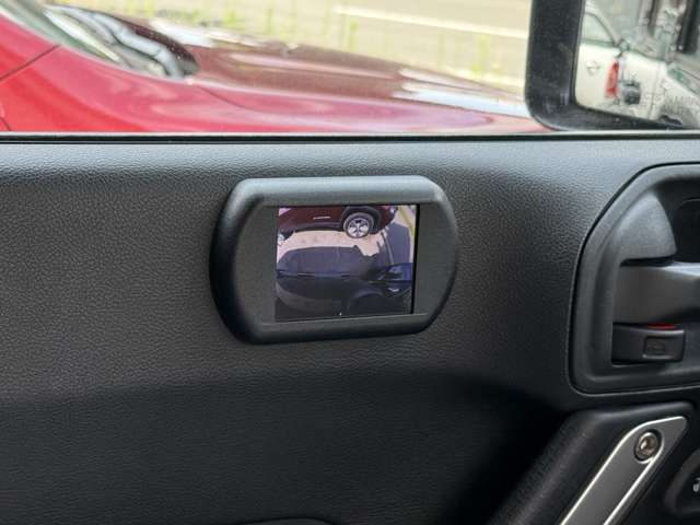 サイドカメラが付いているのでタイヤ横の死角、運転席ピラー（フロントガラスと窓の間の柱）で隠れる死角などを把握することが可能です！
