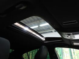 【サンルーフ】開放感たっぷりの希少装備、サンルーフが装着されています！車内に明かりを取り入れたり景色を楽しむ以外にも、車内の空気も簡単に換気できて快適です！