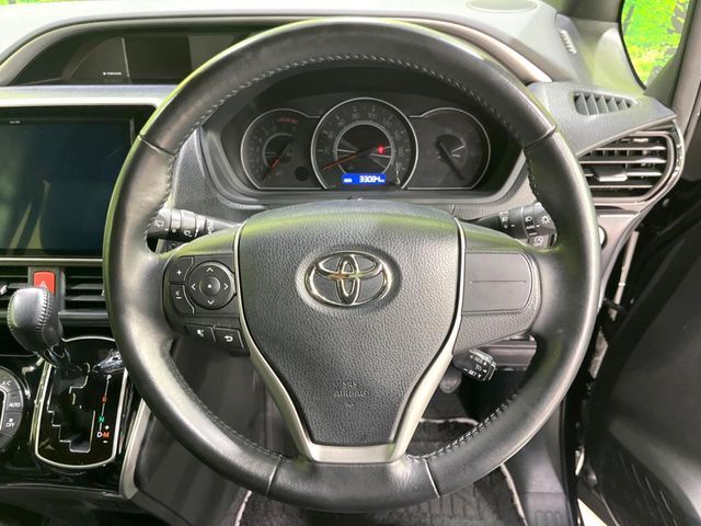 【純正革巻きステアリング】上質な革を使用することで、手にしっかり馴染みとても運転しやすいハンドルです♪