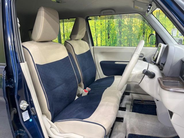運転席シート廻りは使用感も少なく、良好な状態となっています。前オーナー様が丁寧に使っていたことがよくわかりますね。