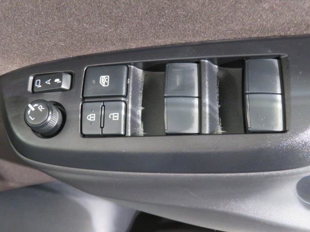 パワーウィンドのスイッチです。運転席に座りながら、助手席や後席の窓を開け閉めできるので大変便利ですよ。