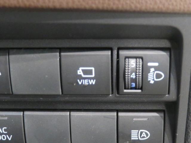車の全周囲の画像が表示されます。運転席から見づらい個所なども、上空から見たような映像で確認できます。映像のきりかえも出来、後方確認だけでなく大変便利な機能です。