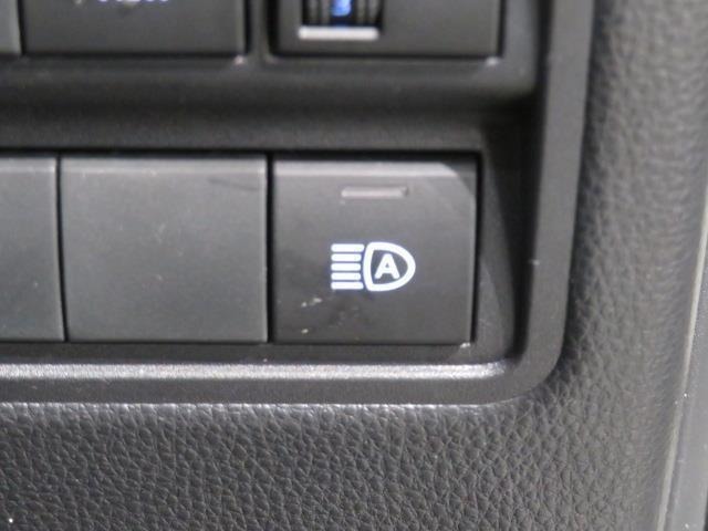 オートマチックハイビームとは、先行車や対向車のライトを認識し、ハイビームとロービームを自動で切り替える機能です。夜道の視界を確保します。詳細は販売店スタッフまでおたずねください。