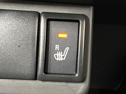 【シートヒーター】寒い日に重宝するシートヒーター！エアコンより早く温まってくれるので寒がりの人も安心ですね♪エアコンの温風は乾燥するから苦手、という方にもをおすすめです。