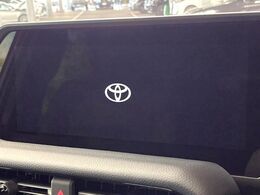 【12.3インチディスプレイオーディオ】スマートフォンと連携が可能な大画面ディスプレイオーディオです。スマートフォンのナビ機能を使用したり、Bluetooth接続で音楽もお楽しみいただけます！