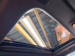 【サンルーフ】ボタンひとつで開閉可能！開放感たっぷりのサンルーフが装着されています！車内に明かりを取り入れたり景色を楽しむ以外にも、よどみがちな車内の空気も簡単に換気できて快適です！