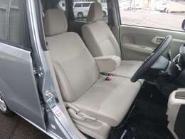 大型アームレスト付ベンチシート。