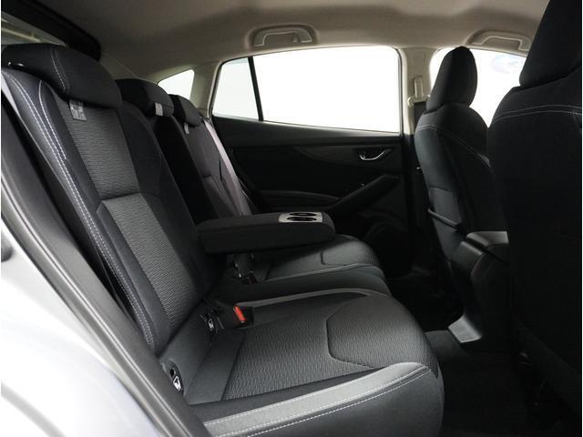 リアシートのセンターアムレストには2つのカップフォルダーつきで、車内全員がゆったりお過ごしいただけます！！