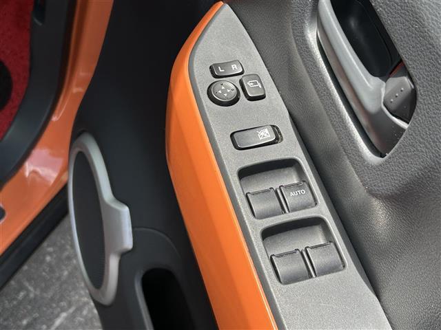 【パワーウィンドウスイッチ】ボタン一つで窓の開閉可能なります。