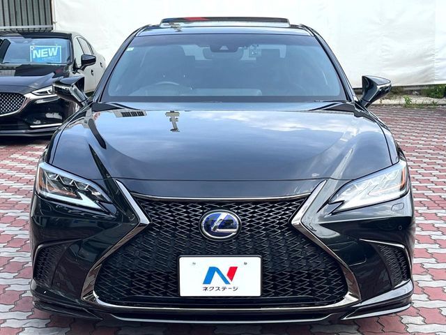 弊社では、全車『修復歴なし』のお車のみ取り扱っております。専任バイヤーによる厳選した仕入れの後、入庫後の車両チェックを行い、ネクステージが認定した高品質な中古車をご提供しております。