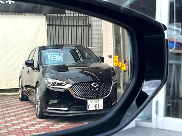 【ブラインドスポットモニター】走行中、ドアミラーの死角になりやすい箇所に後続車が接近するとサイドミラーのレンズに警告を表示！ドライバーに注意喚起をしてくれます。