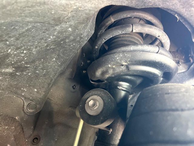 お車を安心してお乗りいただく為には、足回りの定期点検が欠かせません。サービスサポート（有償保証）では無料点検もご提供しており、安心のカーライフをお過ごしいただけるサポート体制が整っています。