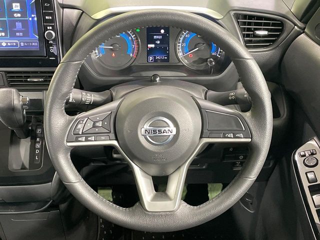 【純正革巻きステアリング】上質な革を使用することで、手にしっかり馴染みとても運転しやすいハンドルです♪