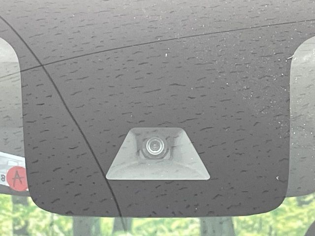 【エマージェンシーブレーキ】走行中に前方の車両等を認識し、衝突しそうな時は警報とブレーキで衝突回避と被害軽減をアシスト。より安全にドライブをお楽しみいただけます。