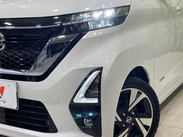 【LEDヘッドライト】悪天候や夜間走行時も良好な視界を確保し安心して運転できる高輝度LEDヘッドライトを装備！点灯速度が早く、消費電力も抑えられています。