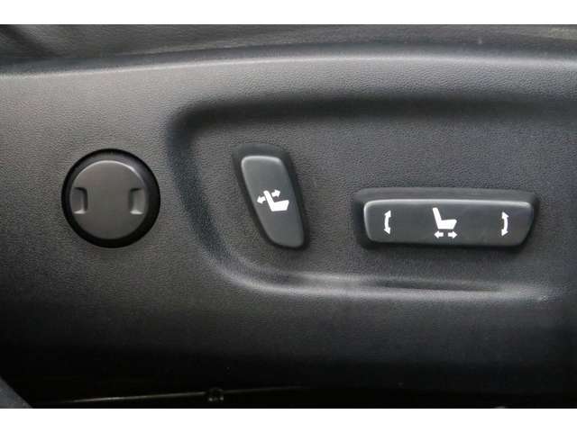 運転席にはパワーシートが装備されておりますのでシート位置の調整も簡単にできますね！