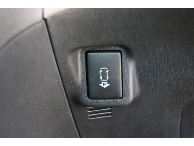 インテリジェントパーキングアシストが装備されております！シフトを「R」に入れるだけで駐車枠を認識し、OKボタンをタッチすれば駐車枠にまっすぐ入るように自動でステアリング操作を行ってくれます！