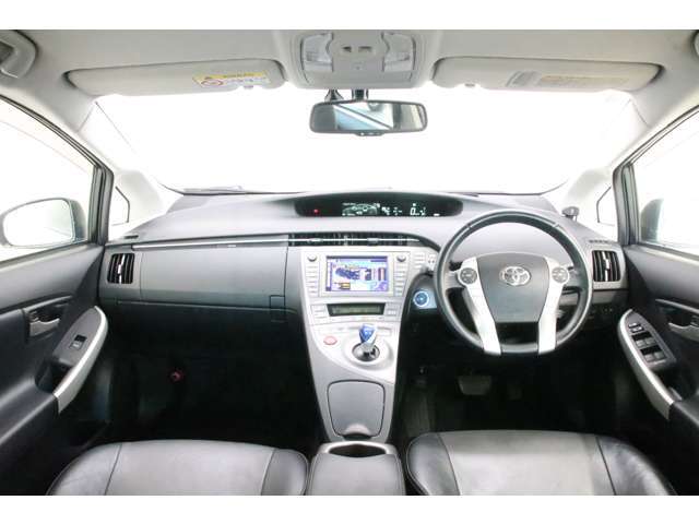 とにかく大変キレイな内装です。是非一度お車をご覧ください。欲しくなります！！嫌いな臭いもありません。内装も高級車仕様になっていて素晴らしいですね！