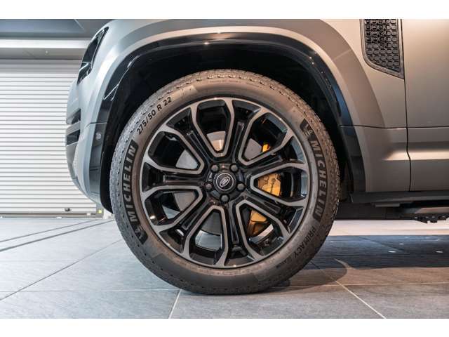 ブレンボ製キャリパーと大径400mmフロントディスクブレーキを搭載し、強大なパワーをしっかりと受け止める制動力を確保。