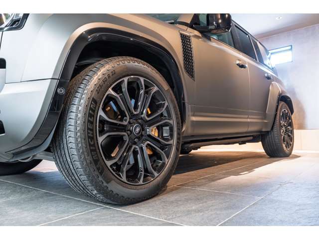 初採用となる「6Dダイナミクスサスペンション」が車体のピッチやロールを制御し、オンロードではフラットな安定感、オフロードでは最大限のトラクションを確保。