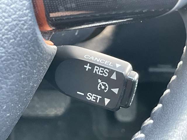 【クルーズコントロール】アクセルペダルを踏まずに一定の車速で走行できます。高速道路や加速・減速の繰り返しの少ない自動車道などで便利です。