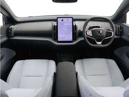 ドライバー・ディスプレイとセンターディスプレイを、12.3インチのタブレットに集約しました。運転操作に必要な情報とよく使う機能のコントロールボタンを、同一画面内にわかりやすく表示させることができます。