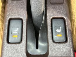 【シートヒーター】寒い日に重宝するシートヒーター！エアコンより早く温まってくれるので寒がりの人も安心ですね♪エアコンの温風は乾燥するから苦手、という方にもをおすすめです。