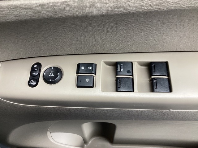 運転席ドアには、電動格納式リモコンドアミラーや、パワーウィンドウマスタースイッチがあります。