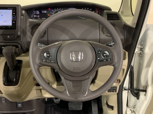 ハンドルスイッチで、走行中もハンドルから手を離すことなく、安全にオーディオをコントロールでき、クルーズコントロールで、高速道路を走行時の負担を軽減します。